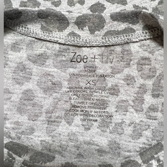 ZOE + LIV Grey Cheetah Print Top (Sz XS) - Picture 3 of 5